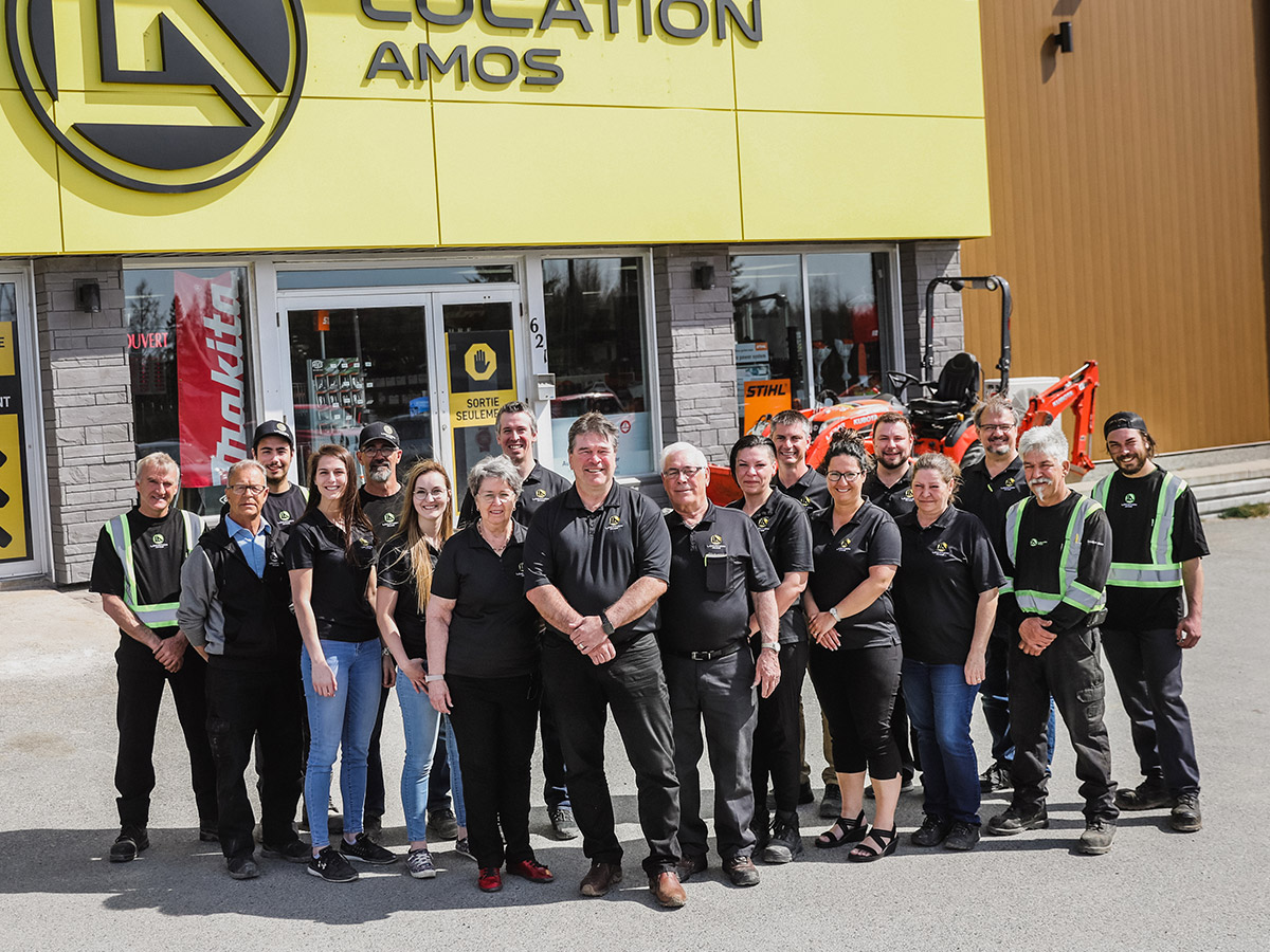 L'équipe de Location Amos dans la cour avant du magasin